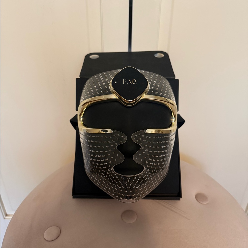 FOREO FAQ 2 Anti- Aging, Smart Silicone LED Face Mask - Picture 3 of 6